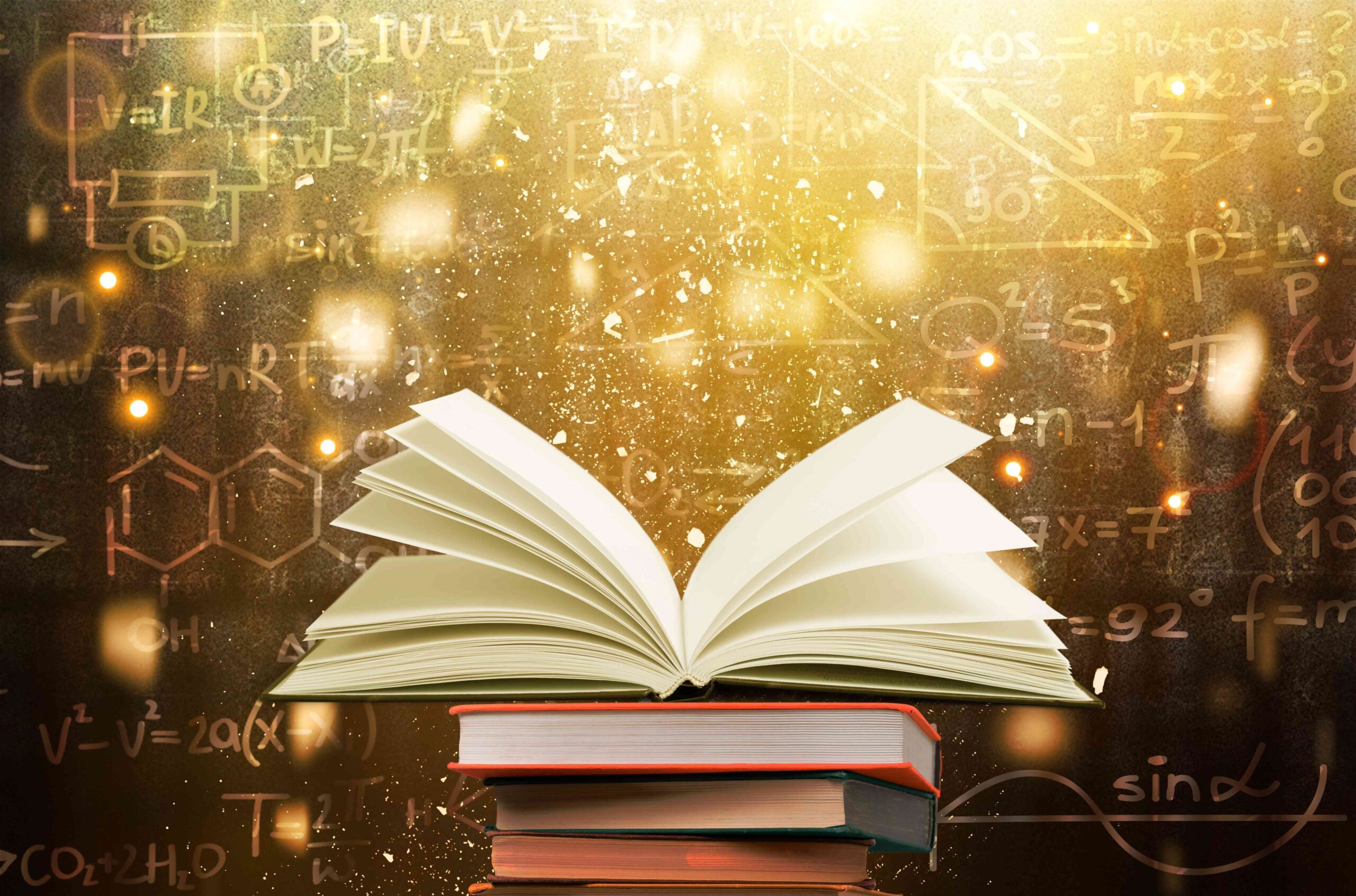 Foto Aufgeschlagenes Buch auf einem Bücherstapel vor dem Hintergrund von goldenen Lichtern. Essay schreiben