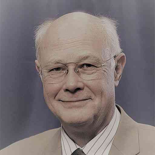 Freundlicher älterer Herr mit Brille: unser Politik- und Volkswirtschaftler Dr. Rigmar Osterkamp